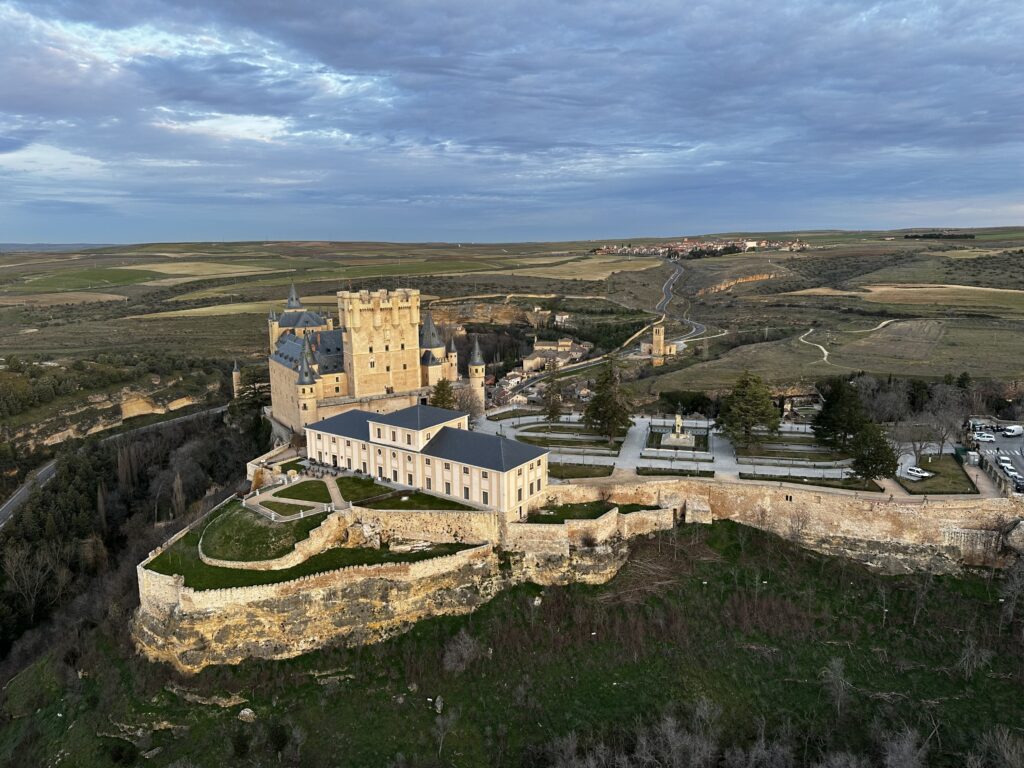 alcazar de segovia durante el vuelo en globo