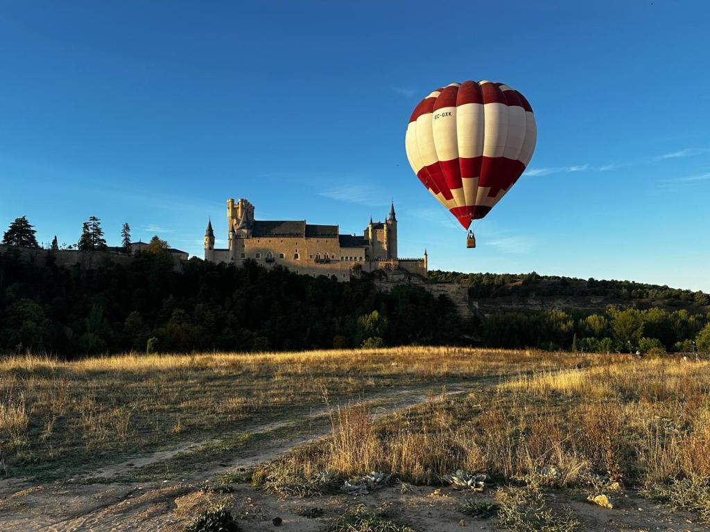 Pareja disfrutando de un vuelo en globo romántico cerca de Madrid | Voyager Balloons EU